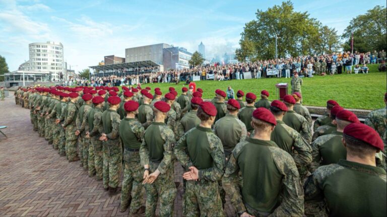 Czy będzie wojna? Brak sprzętu w wojsku: żołnierze w czerwonych beretach stoją w szeregach podczas wojskowej uroczystości. Fot. Koninklijke Landmacht