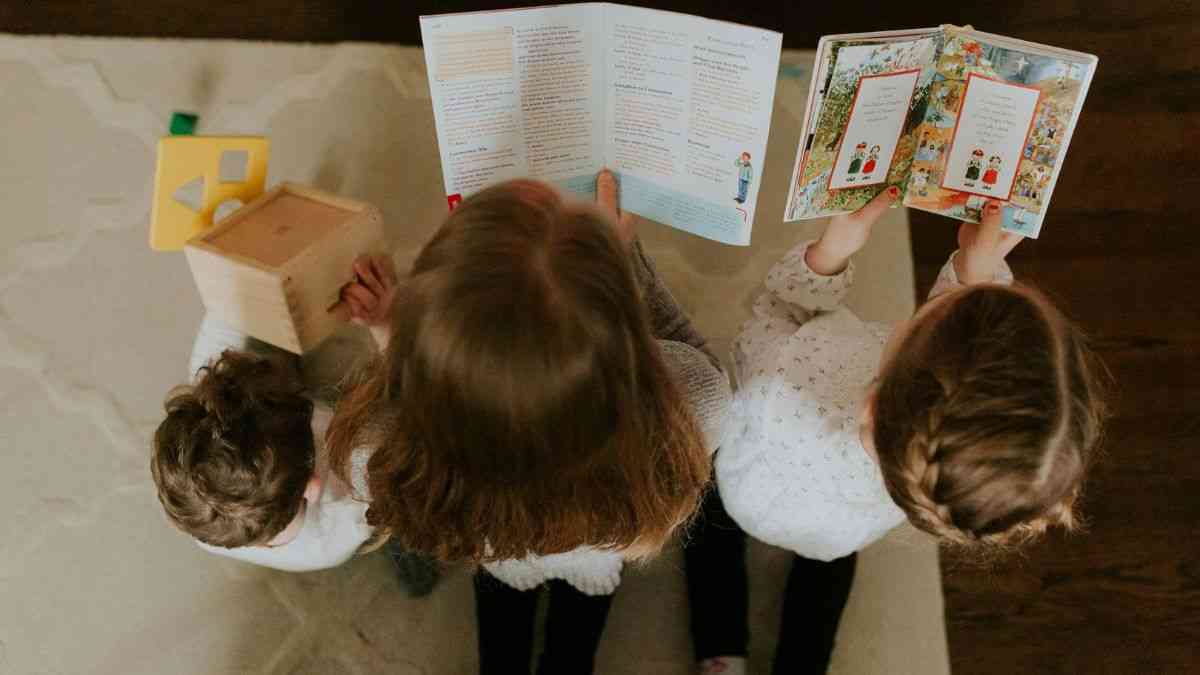 Jak nauczyć dziecko czytać: dzieci z książkami i zabawkami. Fot. Christi Marcheschi / Pexels