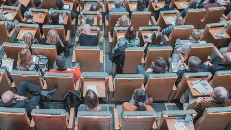 Zagrożenia dla wolności akademickiej: sala pełna studentów na uniwersytecie. Fot. Mikael Kristenson / Unsplash