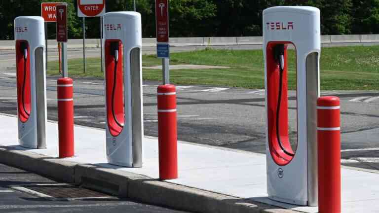 Ładowarki zanieczyszczają powietrze: ładowarki Supercharger Tesli stoją w rzędzie. Fot. J Dean / Unsplash