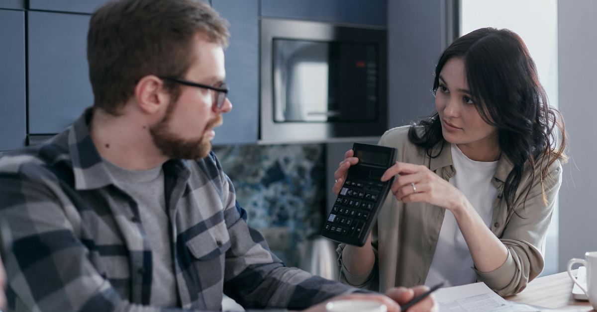 Pieniądze w związku: badania z uczelni z Kanady i USA dowiodły, że skrupulatne rozliczanie się z partnerem szkodzi relacji. Fot. Mikhail Nilov / Pexels