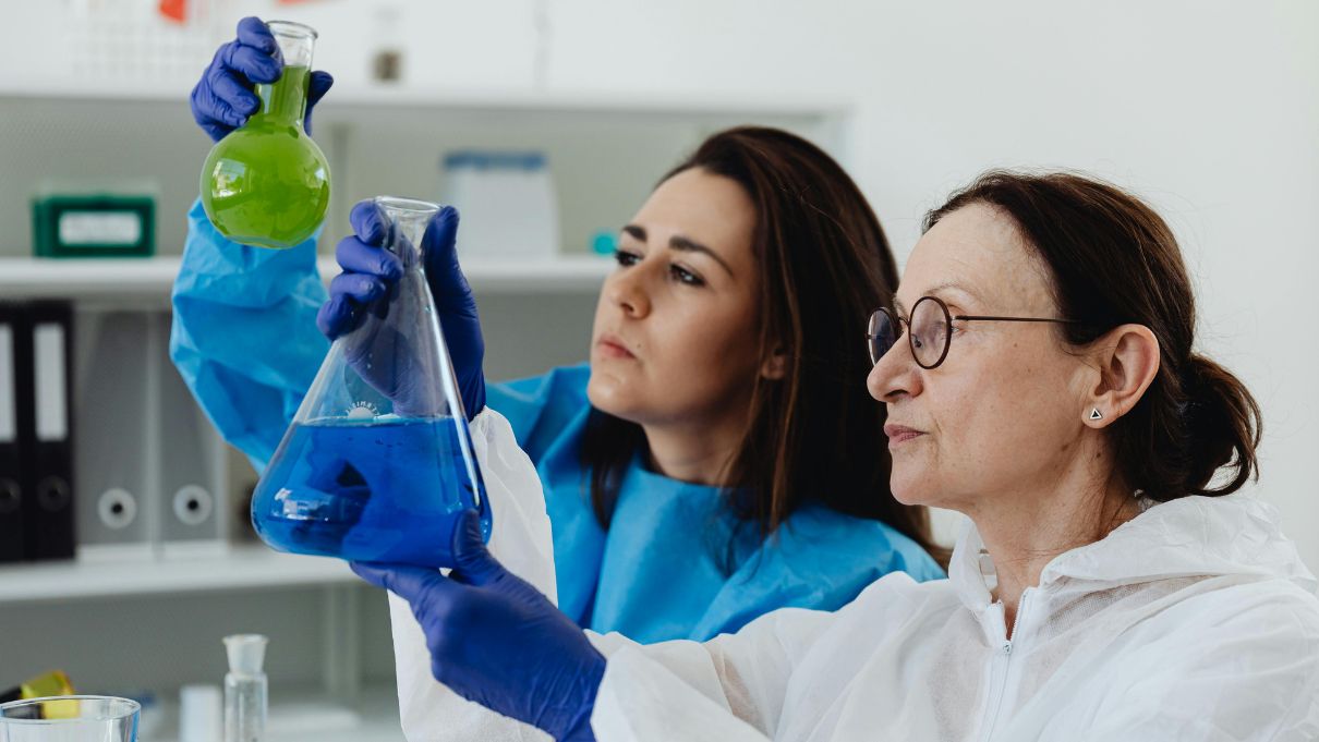 Kobieta naukowiec w laboratorium pracująca nad publikacją naukową