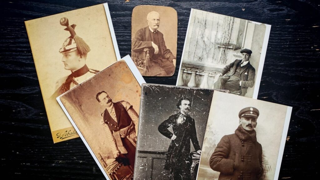 Stare portrety rodzinne – fotografia ilustracyjna ze zbiorów Wojciecha Wybranowskiego, symbol tego, co zostawiamy po sobie, pamięci o przodkach i bliskich oraz tego, jak pielęgnować pamięć.