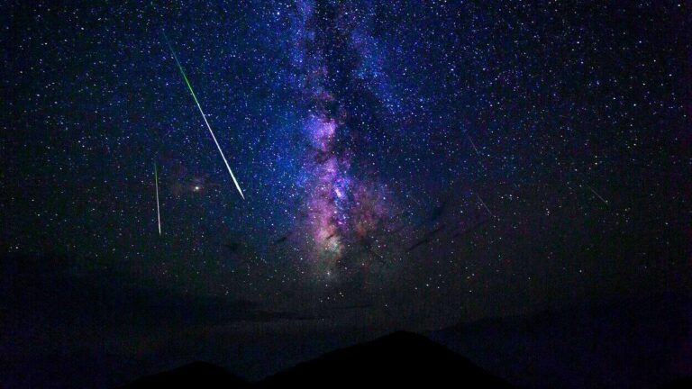 deszcz meteorów Leonidów na nocnym niebie z jasnymi smugami meteorów i Drogą Mleczną