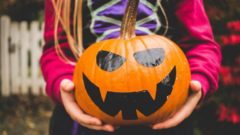 Dzieci lubią się bać, gdy wiedzą, że nic im nie grozi. Takie „bezpieczne strachy” – od halloweenowych zabaw po straszne bajki – uczą je odwagi i pomagają rozwijać emocjonalną odporność.