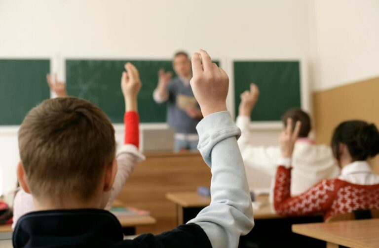 Dyscyplina czy wolność w szkole? Co naprawdę motywuje uczniów