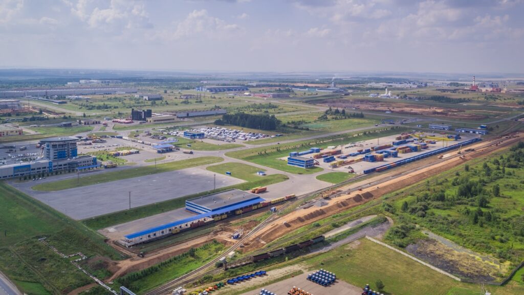 Panorama przemysłowej strefy Ałabuga w Tatarstanie widziana z lotu ptaka — obszar znany jako miejsce produkcji dronów Gerań, określanych jako „fabryka dronów Putina”. Zdjęcie ilustracyjne, źródło: Wikipedia.