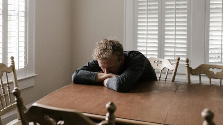 jak opóźnić starzenie organizmu, relacje a długowieczność wpływ samotności na zdrowie Badacze m.in. z Harvardu dowiedli, że samotność skraca życie