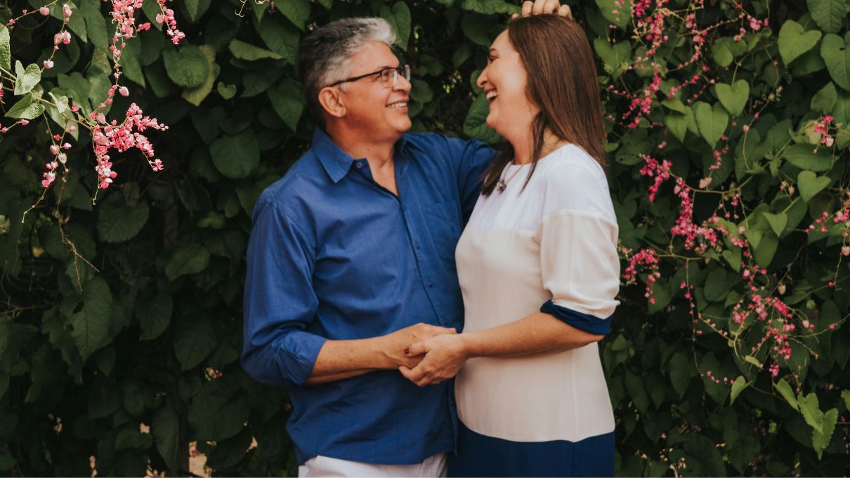 jak osiągnąć szczęście, jak dbać o związek szczęście w związkach po 50 Badacze z Uniwersytetu w Finlandii wykazali, że aby jednostka była szczęśliwa, druga osoba w związku też musi być.