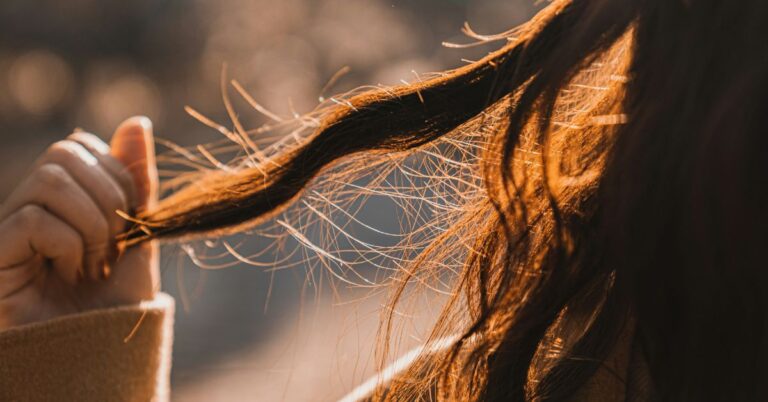 Jak zmierzyć poziom stresu. Kanadyjscy badacze wykorzystali próbki włosów, by zmierzyć poziom stresu. Wykryli w nich kortyzol. Fot. zhenzhong liu / Unsplash Badacze z Kanady odkryli, że zła kondycja fizyczna źle wpływa na psychikę