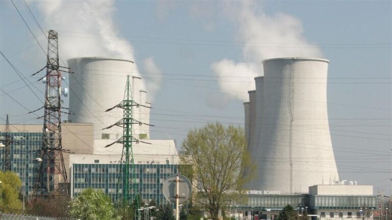 Elektrownia jądrowa w Bohunicach na Słowacji, chłodnie kominowe i infrastruktura reaktora.