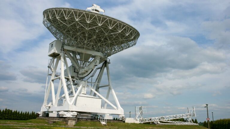 Najwiekszy polski radioteleskop zamknięty: radioteleskop RT-4 w Piwnicach pod Toruniem. Zagrozone są obserwacje kosmosu w Polsce Fot. Mike Peel / CC-BY-SA-4.0 (Wikimedia)