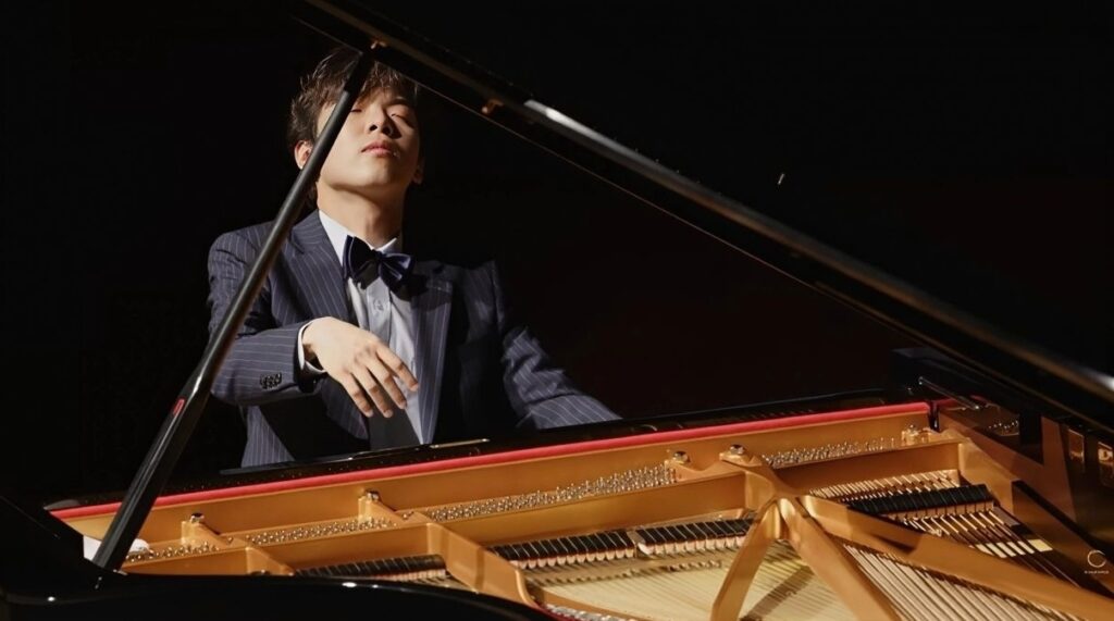 Hyuk Lee, koreański pianista znany z Konkursu Chopinowskiego 2021, podczas występu w Cavatina Hall w Bielsku-Białej. Jego historia pokazuje, jak muzyka Chopina i Konkurs Chopinowski 2025 wpływają na rosnące zainteresowanie nauką języka polskiego w Japonii i całej Azji.
