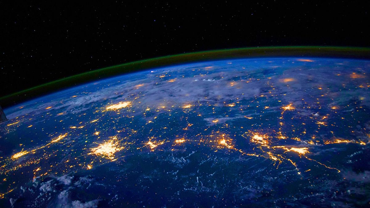 Odbicie promieni słonecznych: zdjęcie Ziemi w nocy z kosmosu. Fot. NASA / Unsplash