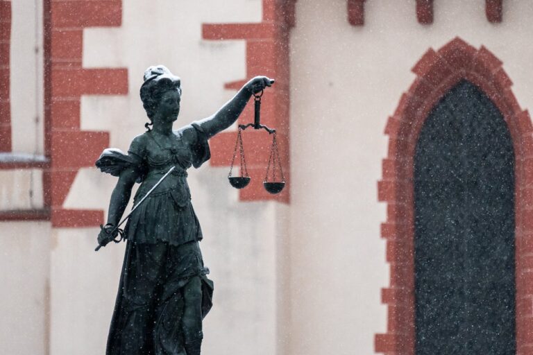 Język moralność: rzeźba Temidy trzymającej miecz i wagę przed budynkiem. Fot. Masood Aslami / Pexels