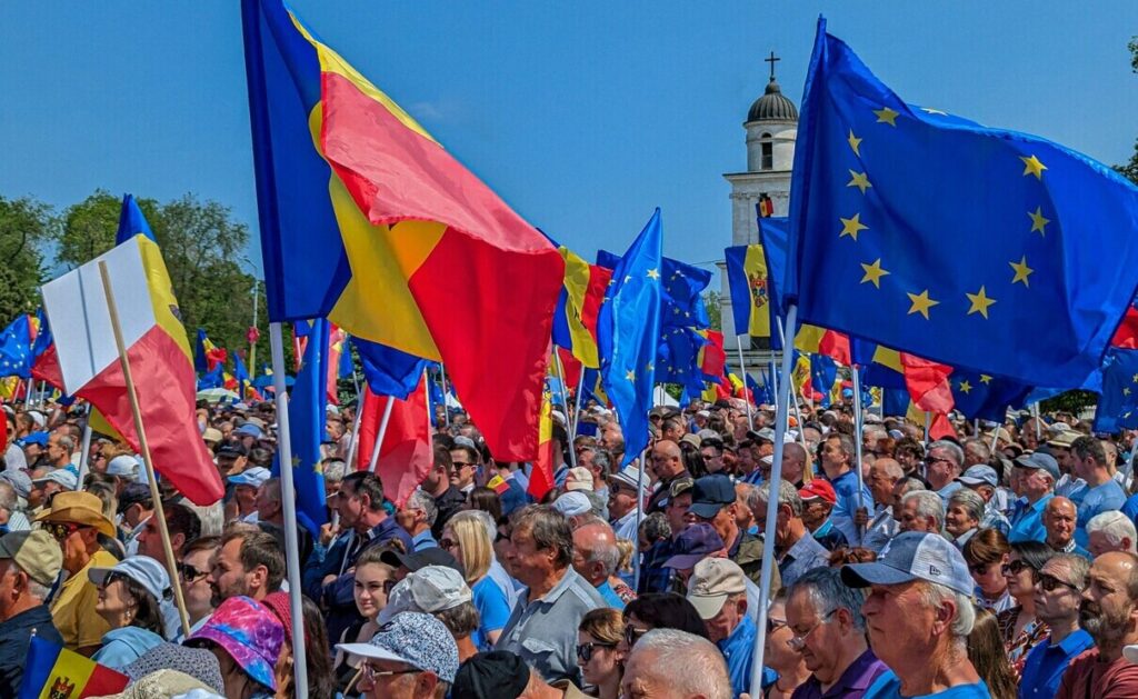 Rosyjska propaganda pobita rekordowo. Wybory parlamentarne w Mołdawii wygrało ugrupowanie prozachodnie. Mołdawianie demonstrują  europejskie sympatie. Fot. Sasha Pleshco/Unsplash