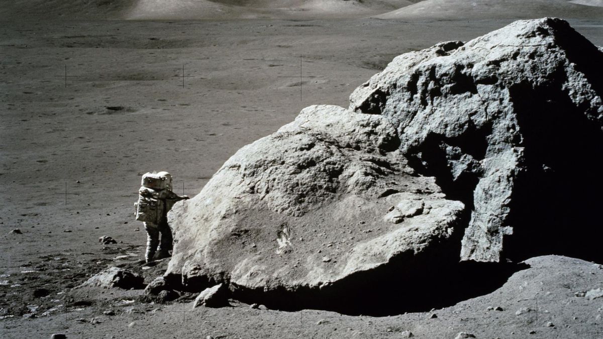 Skała z Księżyca: Astronauta Harrison H. Schmitt stoi obok ogromnego, rozłupanego głazu księżycowego podczas misji Apollo 17. Fot. NASA