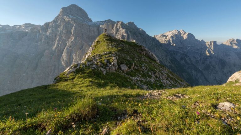 Tajemnicze budowle Europa: widok na góry w Słowenii. Fot. Ales Krivec / Unsplash