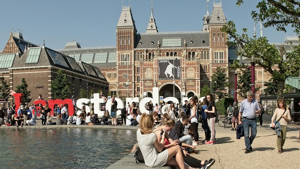 Turystyka w Amsterdamie. Zmęczeni mieszkańcy pozwali władze miasta do sądu. Fot. Miguel A Amutio / Unsplash