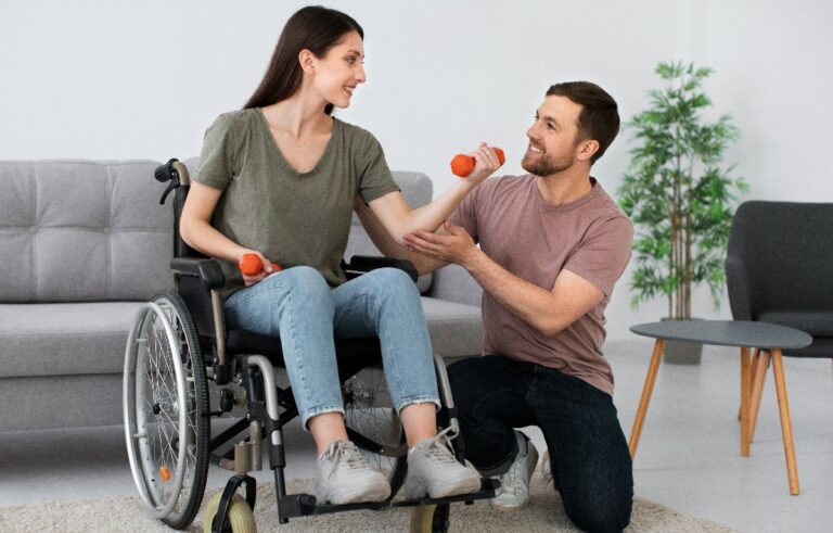Kobieta na wózku inwalidzkim wraz z mężczyzną, urazy rdzenia, leczenie