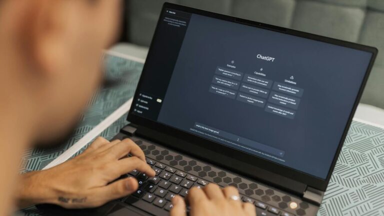 Użytkownik korzysta z ChatGPT na laptopie – zmiany w ChatGPT i nowe funkcje AI