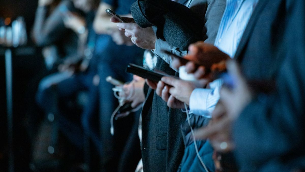 Zmiany w języku. Według lingwistów algorytmy i social media odpowiadają za to, że zmienia się sposób w jaki piszemy i mówimy. Fot. camilo jimenez / Unsplash