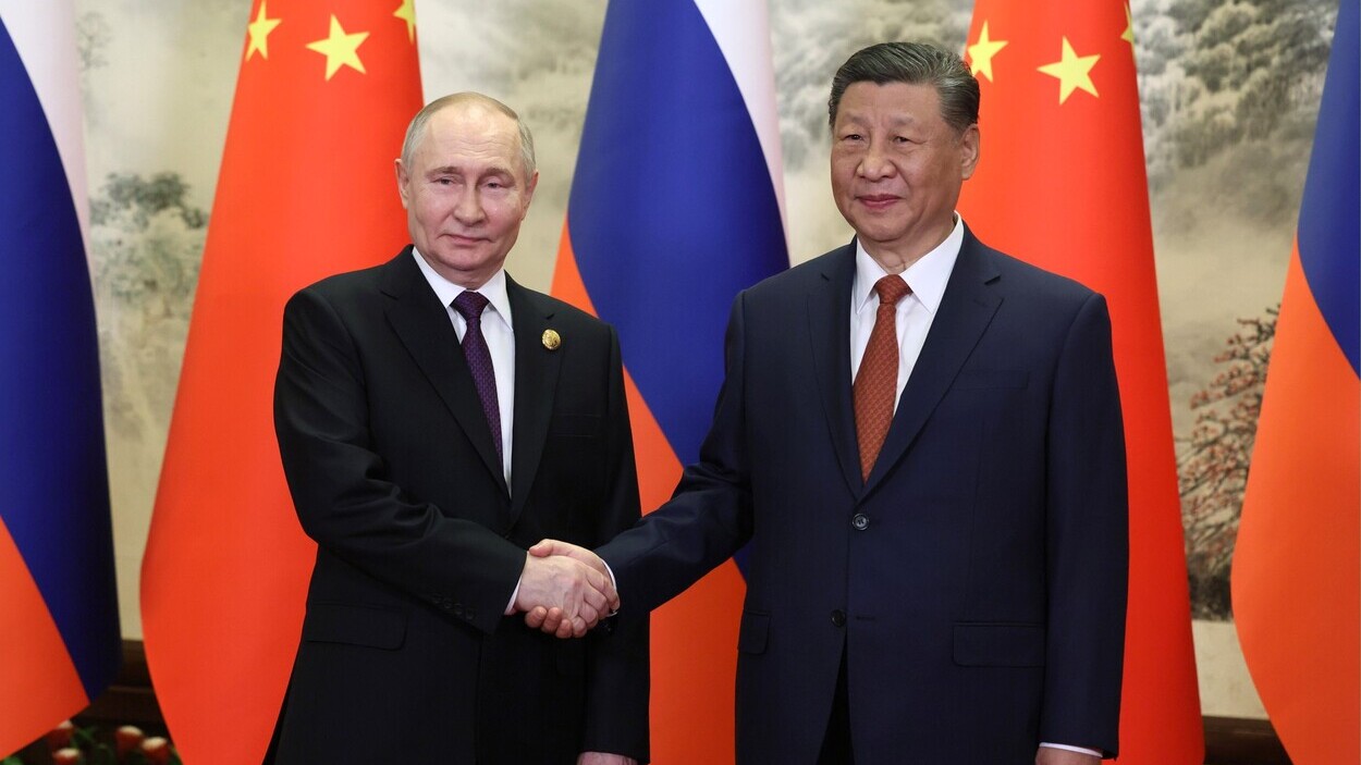 Władimir Putin i Xi Jinping podczas oficjalnego spotkania — symbol rosnącej dominacji Chin i słabnącej pozycji Rosji.
