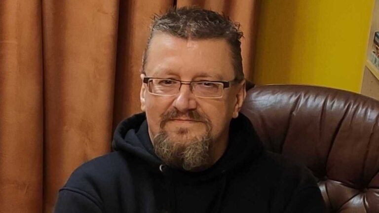 Jacek Piekara siedzący w fotelu. Iustracja do artykułu o książkach Jacka Piekary, terroryzmie algorytmów, wolności słowa i cenzurze