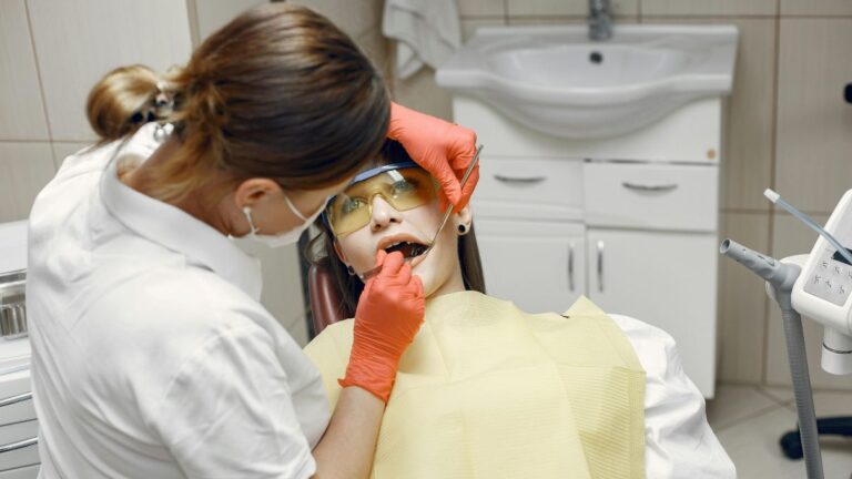 Jak zapobiegać próchnicy, metody leczenia próchnicy jak odbudować szkliwo zębów Badacze m.in. z USA opracowali żel, który odbudowuje szkliwo.