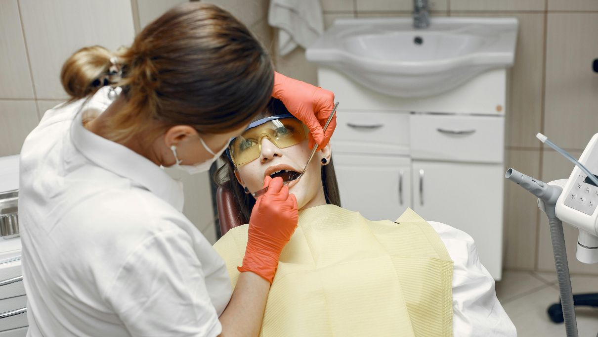 Jak zapobiegać próchnicy, metody leczenia próchnicy jak odbudować szkliwo zębów Badacze m.in. z USA opracowali żel, który odbudowuje szkliwo.