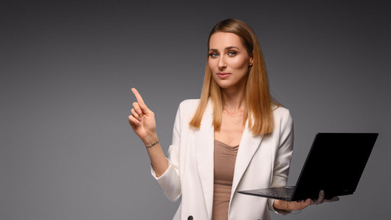 O tym, jak dziś wygląda rekrutacja, dlaczego kandydaci mijają się z prawdą, jak mądrze korzystać z AI i dlaczego zbyt kreatywne CV potrafi zaszkodzić, Anita Różańska rozmawia z Magdaleną Muchą – specjalistką od rekrutacji i rozwoju zawodowego