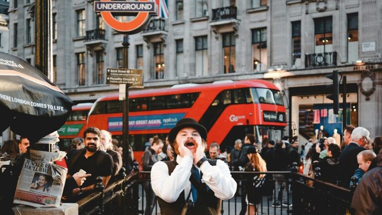 Polacy w Wielkiej Brytanii w tłumie przechodniów na ruchliwej ulicy Londynu