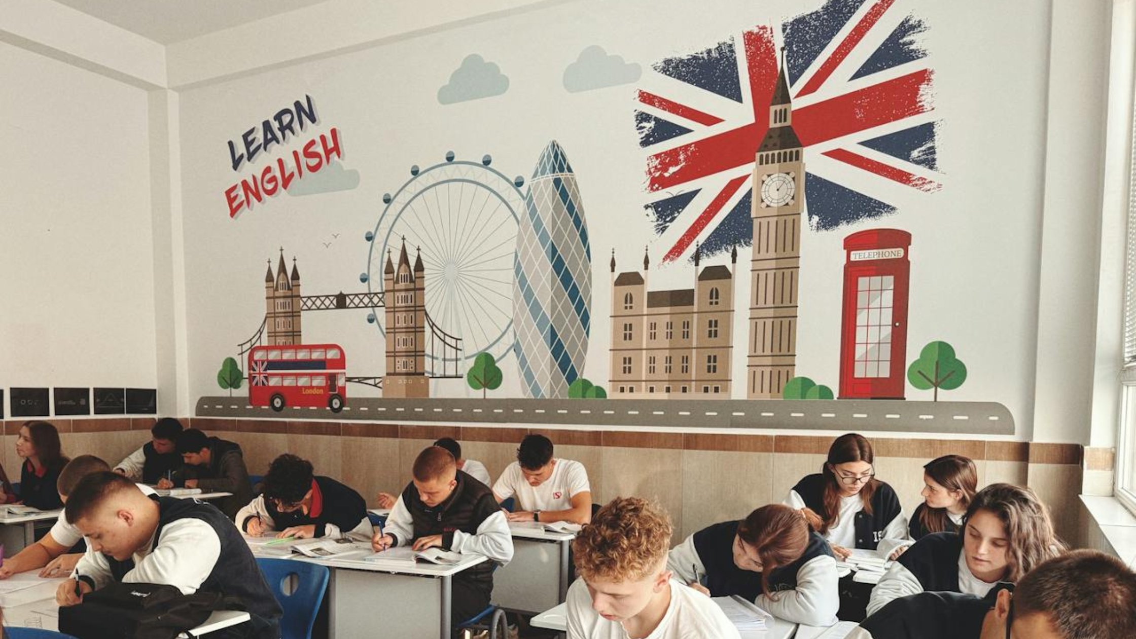 Uczniowie w klasie uczą się języka obcego