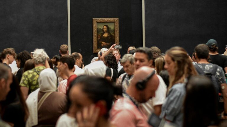 Druga Mona Lisa: tłum ludzi w Luwrze przed obrazem „Mona Lisa” Leonarda da Vinci. Fot. Gagan Kaur / Pexels