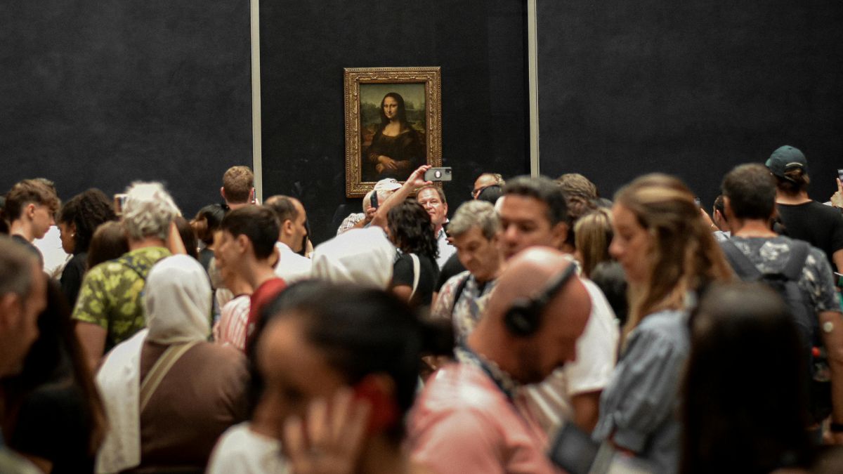 Druga Mona Lisa: tłum ludzi w Luwrze przed obrazem „Mona Lisa” Leonarda da Vinci. Fot. Gagan Kaur / Pexels