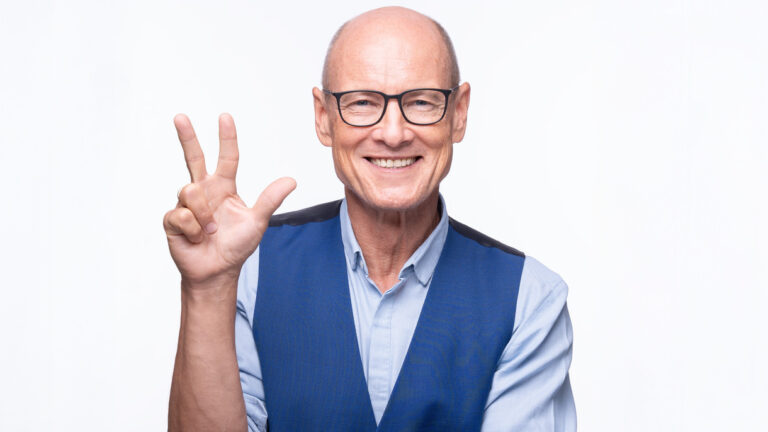 Na zdjęciu Tomasz Oleszczuk. Fotografia ilustruje rozmowę o wpływie mikrobioty jelitowej na zdrowie, hormony i koncepcji „jelita jako drugi mózg”.