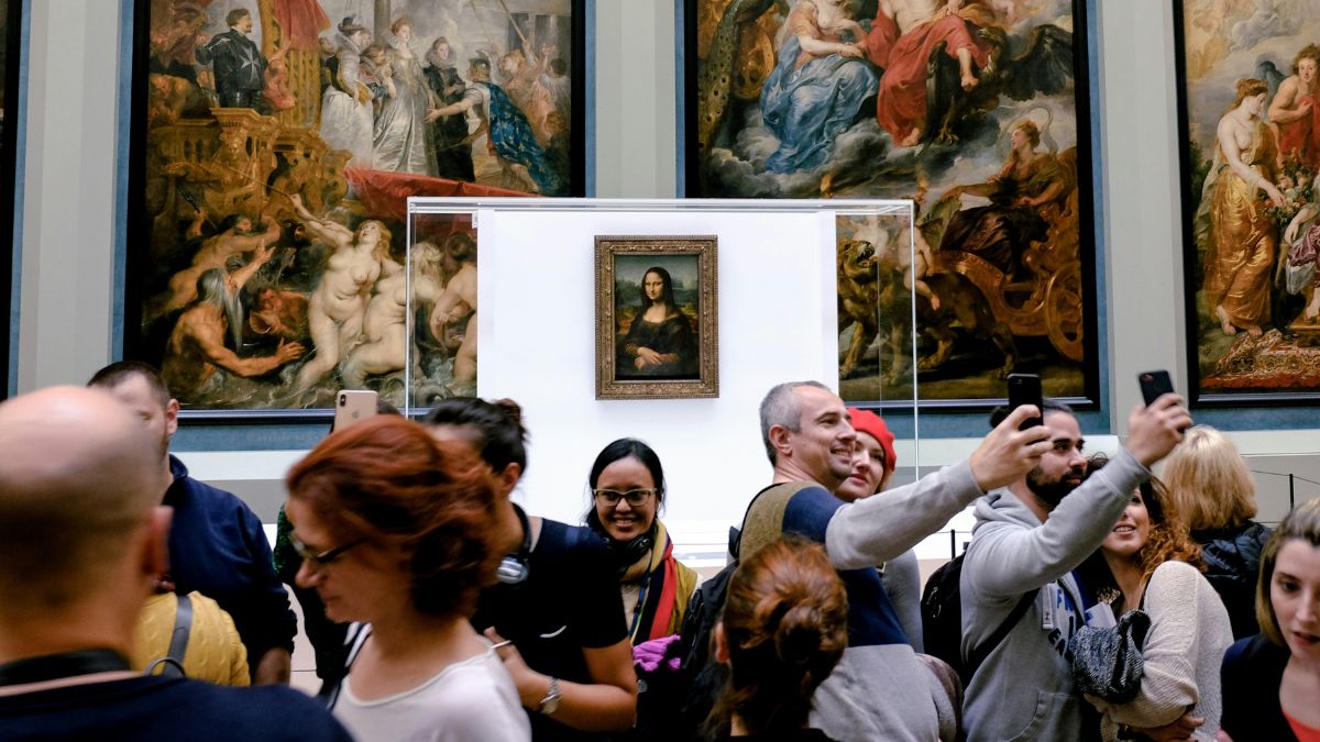 Kradzieże dzieł sztuki: tłum ludzi przed obrazem Mona Lisa. Fot. Young Shih / Unsplash