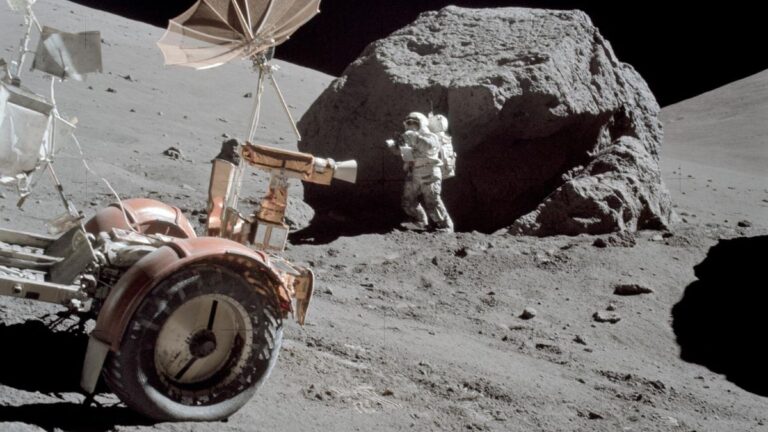 Minerały na Księżycu: astronauta Harrison H. Schmitt i łazik księżycowy podczas misji Apollo 17. Fot. NASA