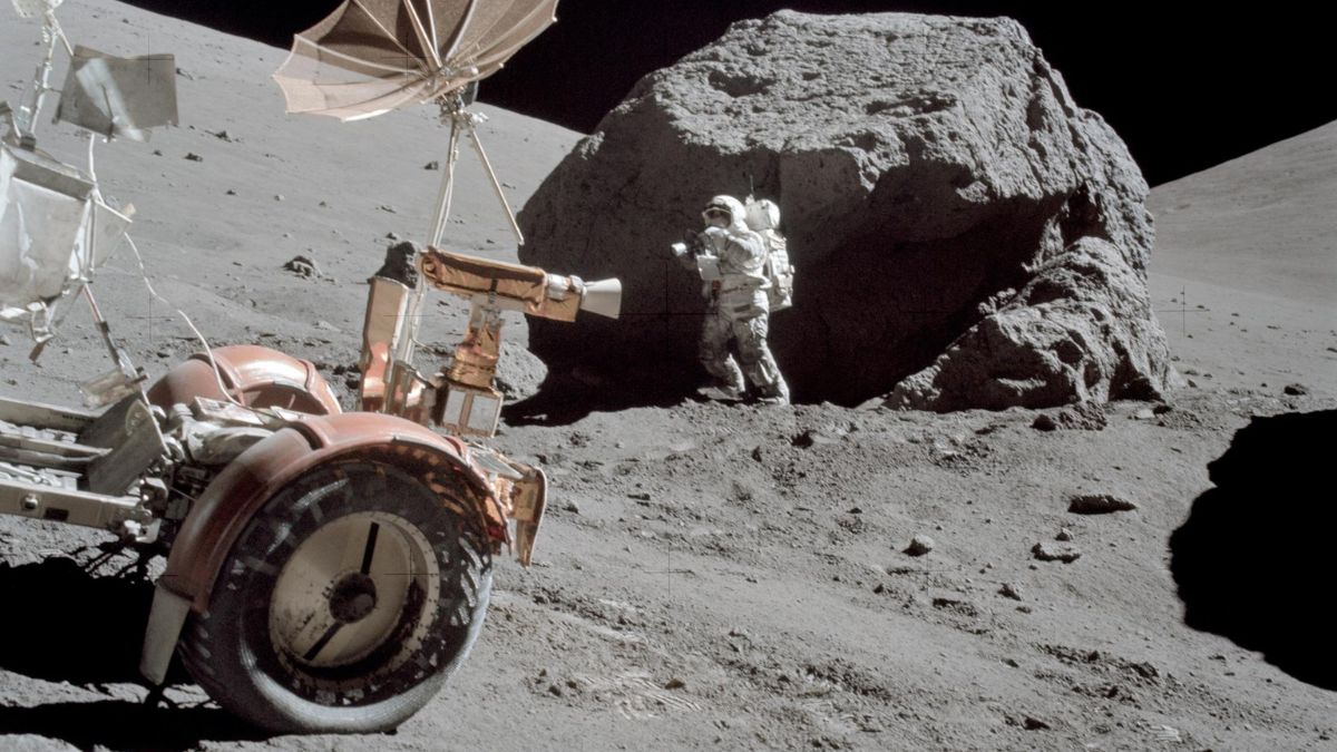Minerały na Księżycu: astronauta Harrison H. Schmitt i łazik księżycowy podczas misji Apollo 17. Fot. NASA