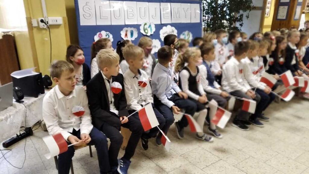 Uczniowie podczas szkolnej uroczystości. Zdjęcie ilustruje temat nowa podstawa programowa 2026, reforma edukacji 2026, moduły w edukacji oraz planowane zmiany w polskich szkołach.