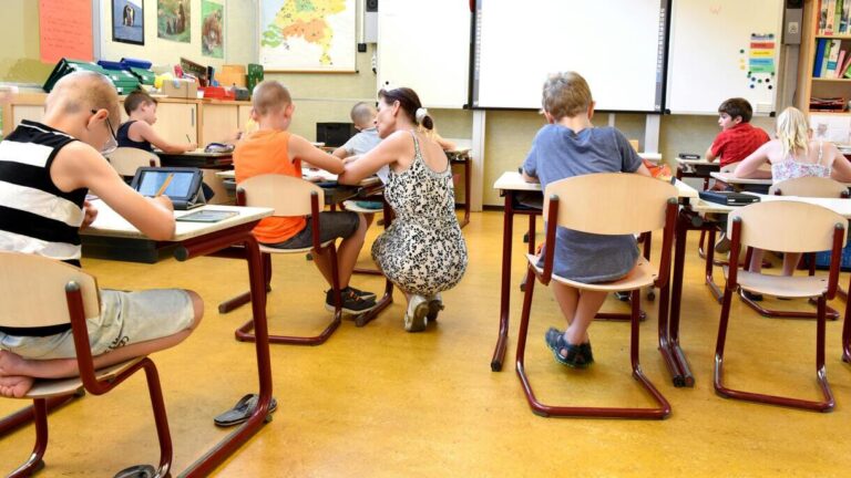 Dzieci podczas lekcji w klasie szkolnej — ilustracja do tematu nowa podstawa programowa 2026, reforma edukacji 2026 i planowane zmiany w polskich szkołach.