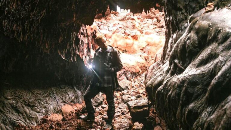 Badacz w jaskini podczas dokumentowania skamieniałości.