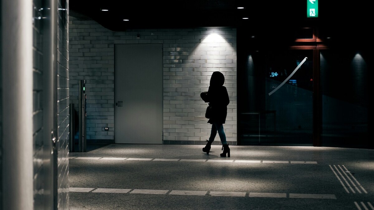 Kobieta idąca samotnie w ciemnym przejściu, symbolizująca prostytucję w Polsce i konsekwencje prostytucji dla kobiet także w erze Only Fans.