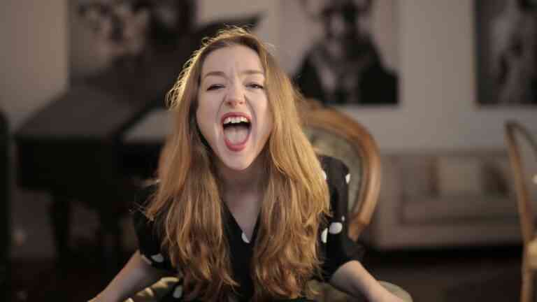 blondynka z otwartą buzią w czarnej koszuli