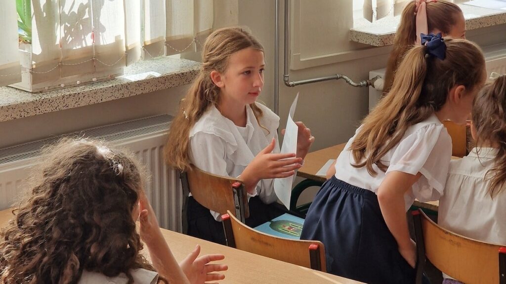 Uczennice podczas zajęć w szkole podstawowej. Zdjęcie ilustruje temat nowa podstawa programowa 2026, reforma edukacji 2026 i planowane zmiany w polskich szkołach.