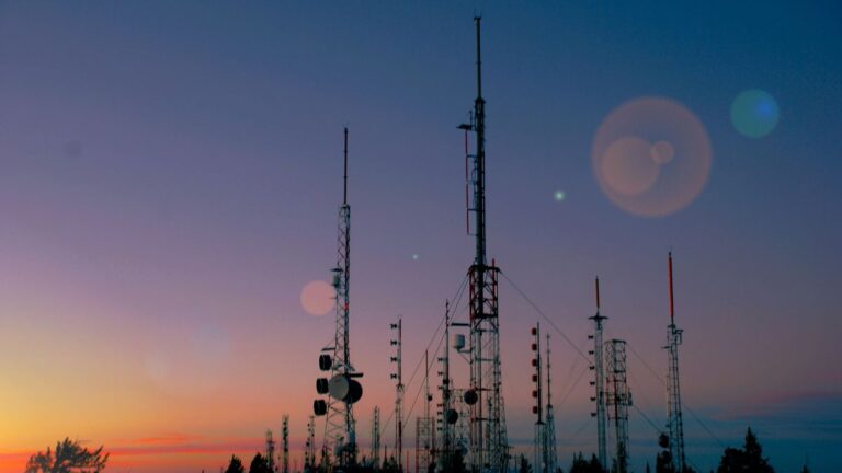 Sieć 6G: anteny telekomunikacyjne na tle nieba o zachodzie słońca. Fot. Scott Elkins / Unsplash