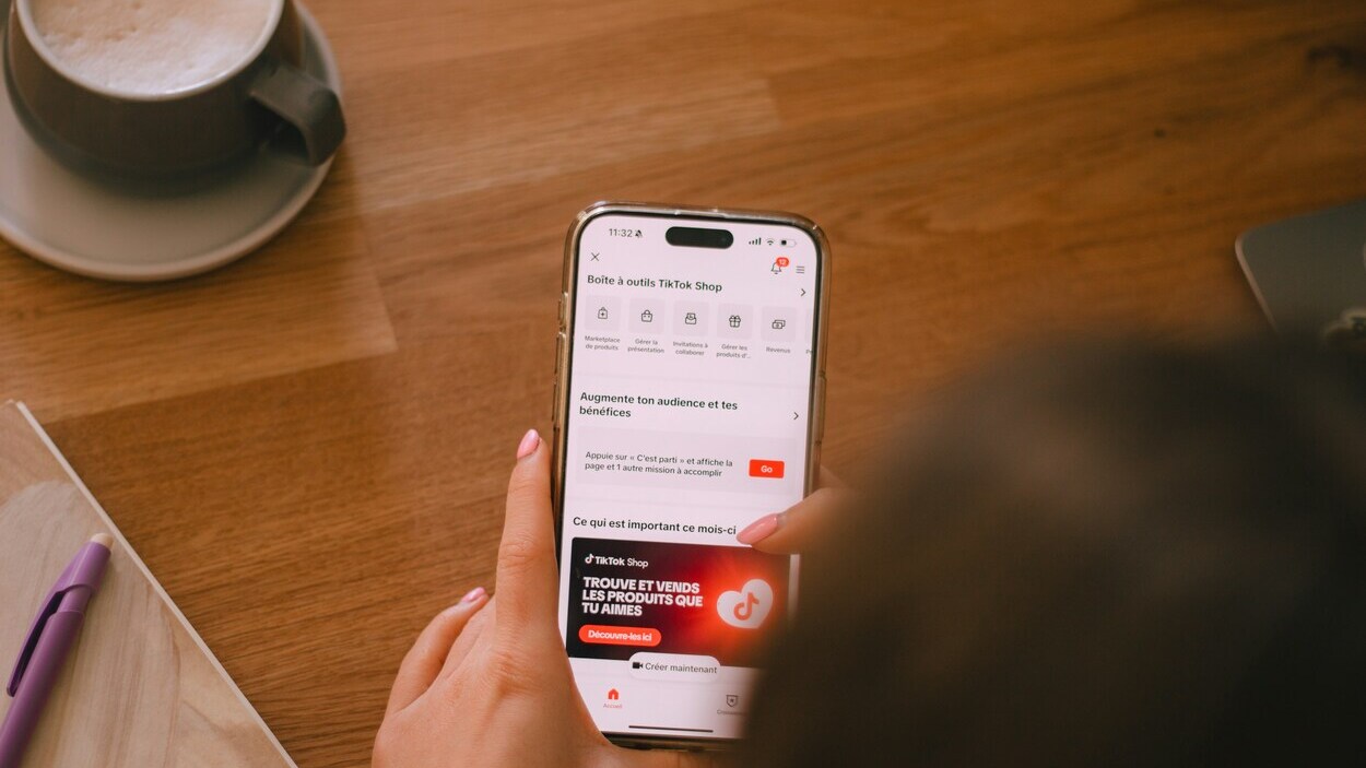 Osoba przegląda aplikację TikTok na smartfonie, widok z góry