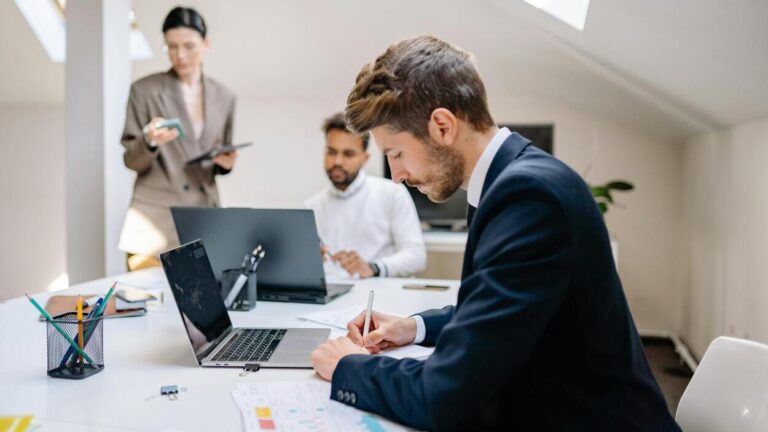 Pracownicy działu kultury przy komputerach podczas pracy, temat trzynastki pensja.