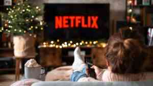 Widz oglądający Netflix na telewizorze po przejęciu Warner Bros i HBO Max