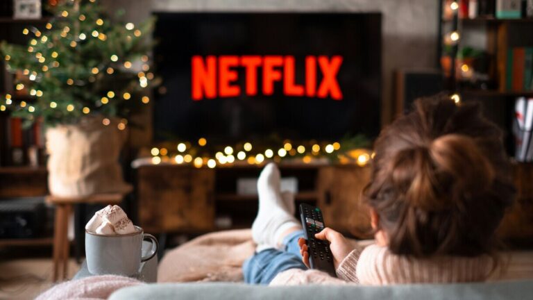 Widz oglądający Netflix na telewizorze po przejęciu Warner Bros i HBO Max